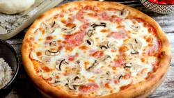 Pizza De Salsicha Com Cogumelos Sobre A Mesa