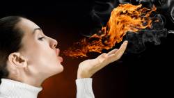 Mulher Soltando Fogo Boca